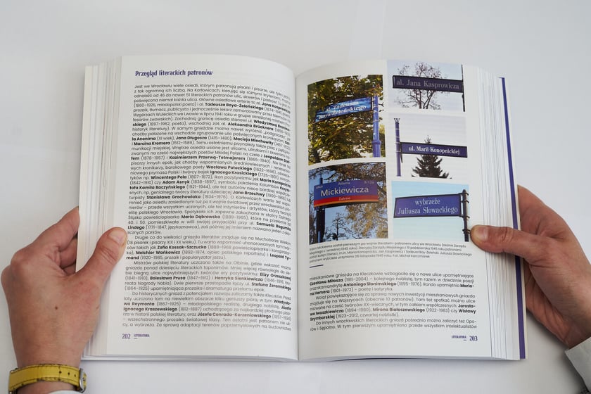 Na zdjęciu strony z &bdquo;Kalendarza Wrocławskiego&rdquo; 2022. To prawdziwa encyklopedia wrocławska