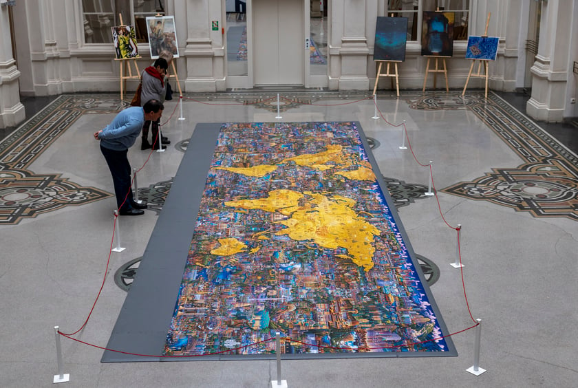 Na zdjęciu największe puzzle świata i ułożona z nich mapa świata w Muzeum Narodowym