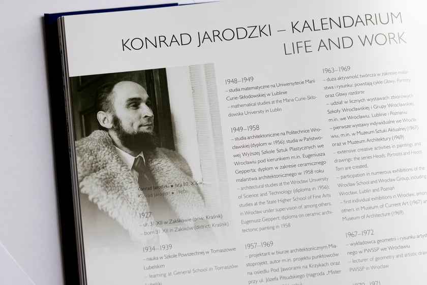 Na zdjęciu strony z albumu poświęconego tw&oacute;rczości Konrada Jarodzkiego
