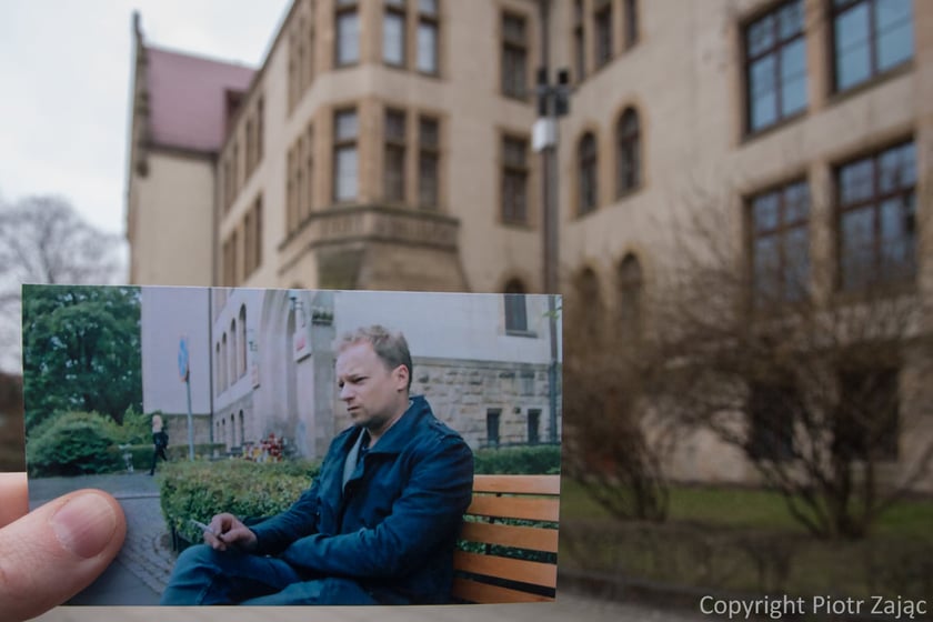Serial "Belfer", sezon 2, odcinek 5. Maciej Stuhr jako Paweł Zawadzki przed budynkiem Wydziału Architektury Politechniki Wrocławskiej przy ulicy Prusa we Wrocławiu