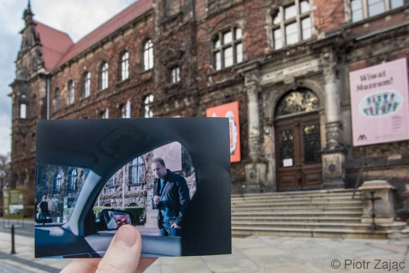 Serial "Belfer", sezon 2. Maciej Stuhr jako Paweł Zawadzki przed Muzeum Narodowym we Wrocławiu.