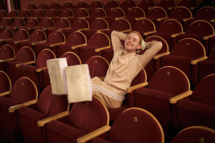 Na zdjęciu Krzysztof Kozak w roli Pinokia na widowni teatru