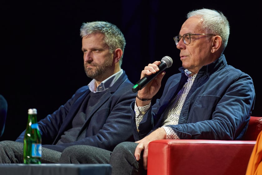 Jerzy Pietraszek (z mikrofonem), dyrektor Wydziału Kultury UM i Bartłomiej Świerczewski, dyrektor Departamentu Spraw Społecznych&nbsp;&nbsp;
