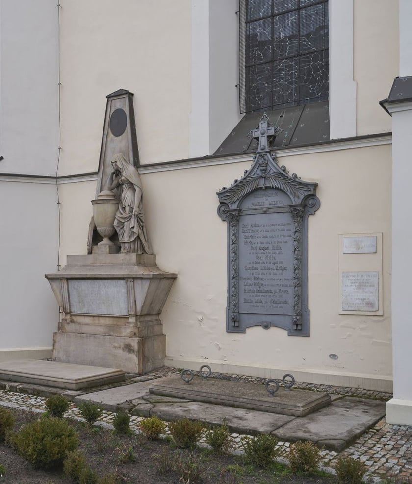 Po prawej tablica na murze  kościoła św. Maurycego "Pamięci Aleksandra Fredry". Tu został wmurowany palec pisarza