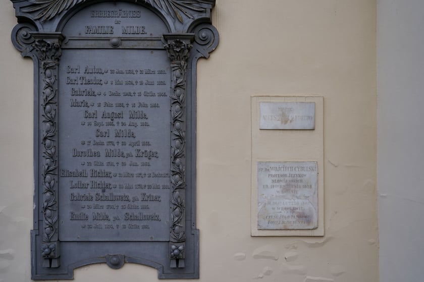 Po prawej tablica na murze  kościoła św. Maurycego "Pamięci Aleksandra Fredry". Tu został wmurowany palec pisarza