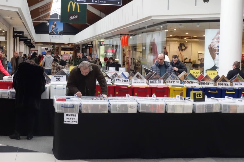 Na zdjęciu winyle na giełdzie w Centrum Handlowym Borek