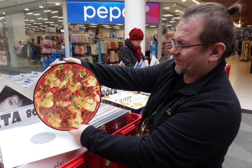Na zdjęciu winyle na giełdzie w Centrum Handlowym Borek