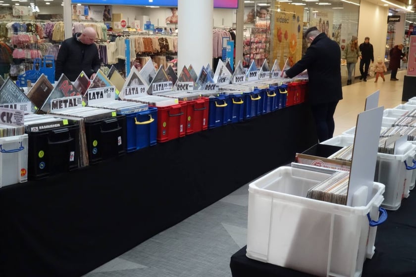 Na zdjęciu winyle na giełdzie w Centrum Handlowym Borek