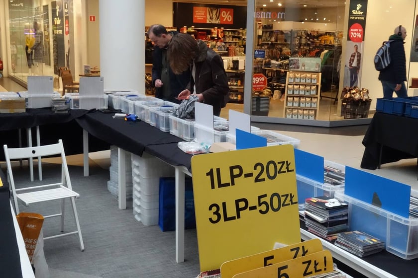 Na zdjęciu winyle na giełdzie w Centrum Handlowym Borek