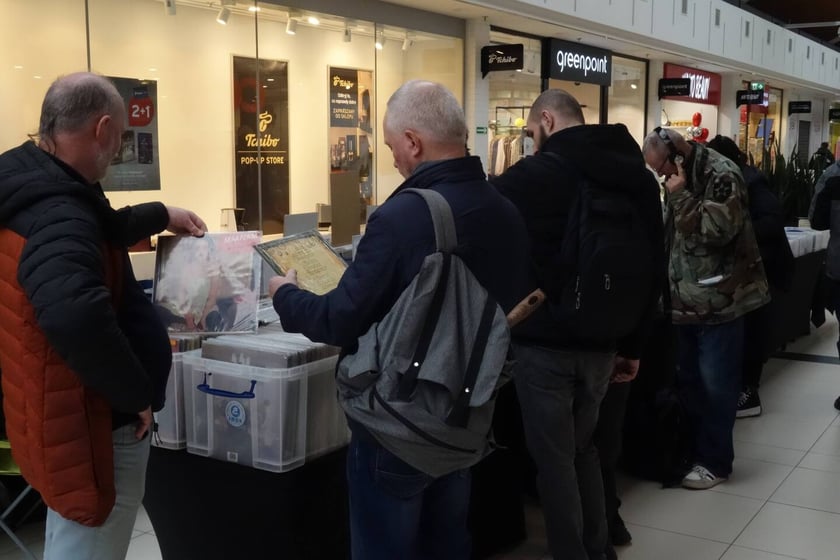 Na zdjęciu winyle na giełdzie w Centrum Handlowym Borek