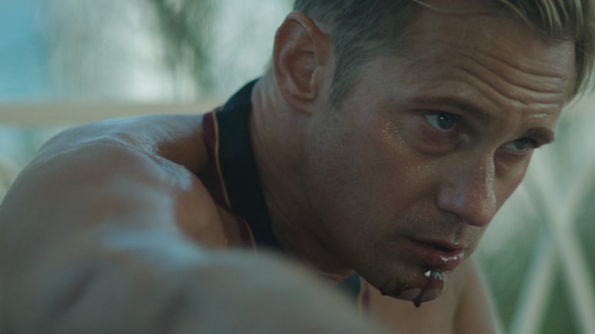Alexander Skarsg&aring;rd w filmie &bdquo;Infinity Pool&rdquo;