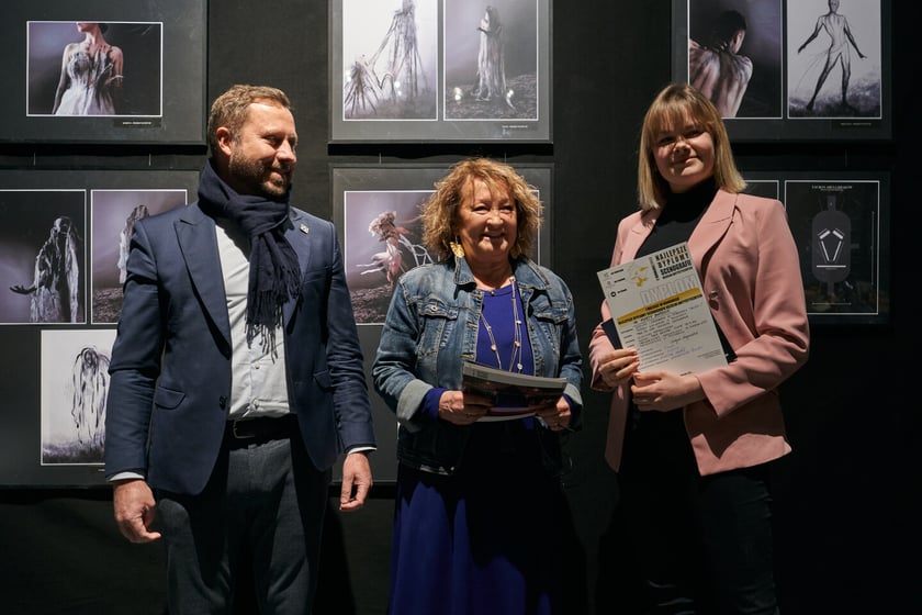 Na zdjęciu wystawa w Muzeum Teatru - nagrodzone prace w II Konkursie Dyplom&oacute;w Scenografii Uczelni Artystycznych - Marta Bartosik odbiera nagrodę z rąk prof. Elżbiety Wernio oraz rektora wrocławskiej ASP, prof. Wojciecha Pukocza
