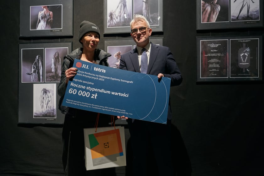 Na zdjęciu wystawa w Muzeum Teatru - nagrodzone prace w II Konkursie Dyplom&oacute;w Scenografii Uczelni Artystycznych - mama Karoliny Kempińskiej odbiera za c&oacute;rkę nagrodę, stypendium od firmy JLL z rąk Mateusza Boncy z JLL