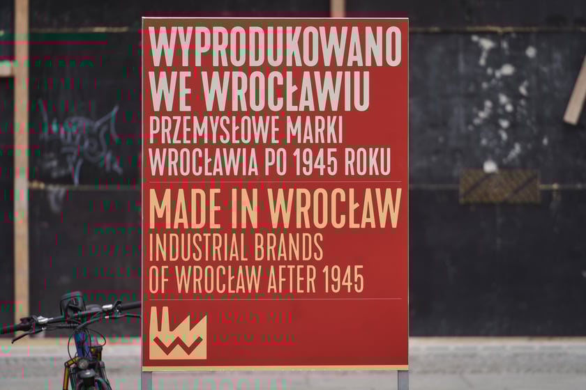 Na zdjęciu plansze z wystawy ,,Wyprodukowano we Wrocławiu. Przemysłowe marki Wrocławia po 1945 roku