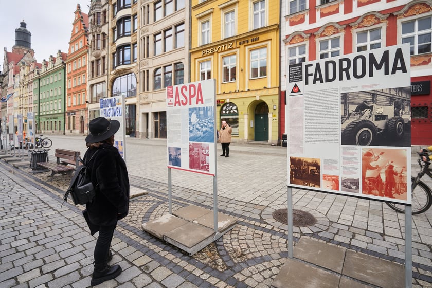 Na zdjęciu plansze z wystawy ,,Wyprodukowano we Wrocławiu. Przemysłowe marki Wrocławia po 1945 roku