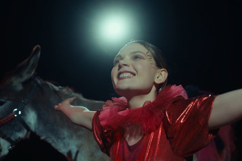Na zdjęciu scena z filmu &bdquo;IO&rdquo; Jerzego Skolimowskiego, obok osiołka aktorka Sandra Drzymalska