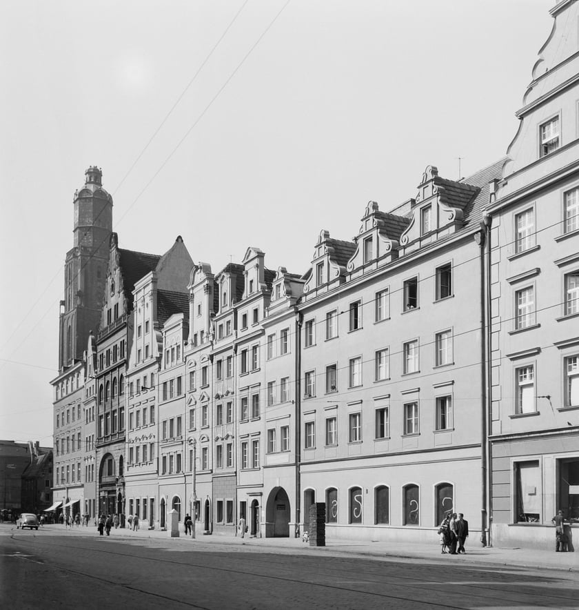 Północna strona Rynku i kościół św. Elżbiety, około 1960