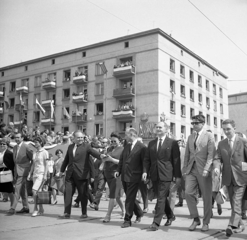 Pochód pierwszomajowy na placu PKWN (obecnie plac Legionów), 1966