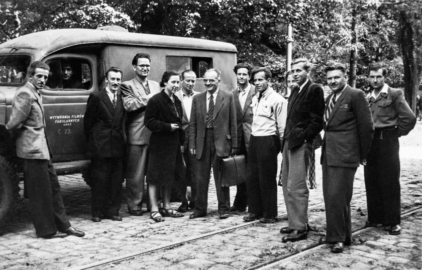 Wycieczka z prof. Witoldem Romerem (pośrodku z teczką) do Wytwórni Filmów Fabularnych w Łodzi, Włodzimierz Kałdowski pierwszy z lewej, 1952