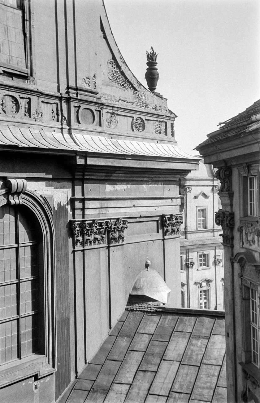 Widok na fasadę zachodnią kościoła Najświętszego Imienia Jezus, 1956