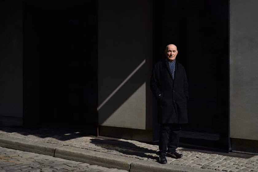 Na zdjęciu Zdzisław Kuźniar przed ukochanym Wrocławskim Teatrem Wsp&oacute;łczesnym