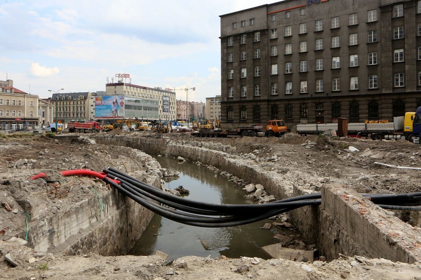 Przybudowa Rynku w Katowicach, odsłonięte koryto Rawy