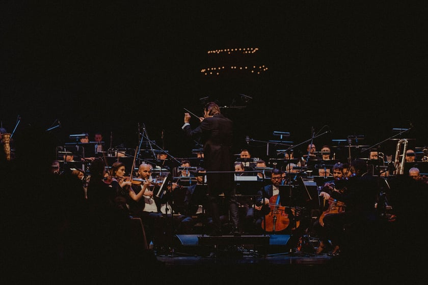 Radzimir Dębski dyryguje NFM Filharmonią Wrocławską podczas koncertu w Warszawie
