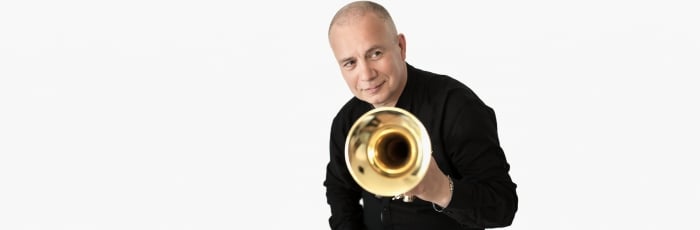 Na zdjęciu trębacz jazzowy Piotr Wojtasik