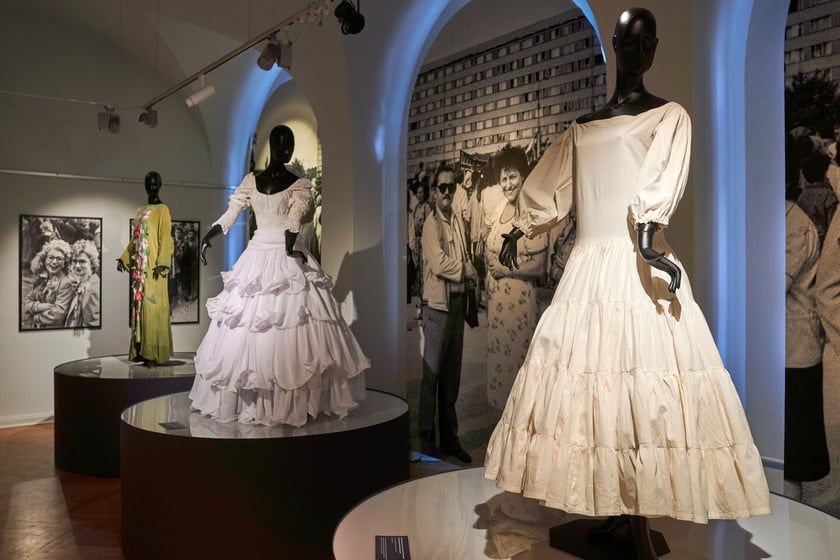 Wystawa poświęcona modzie stanu wojennego i dekadzie lat 80. w Muzeum Narodowym we Wrocławiu