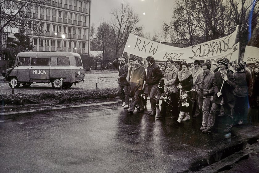 Wystawa poświęcona modzie stanu wojennego i dekadzie lat 80. w Muzeum Narodowym we Wrocławiu