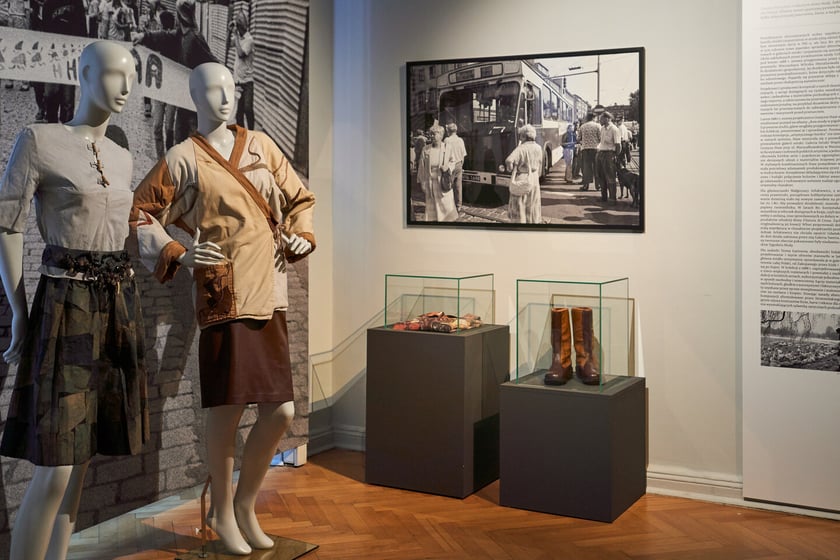 Wystawa poświęcona modzie stanu wojennego i dekadzie lat 80. w Muzeum Narodowym we Wrocławiu