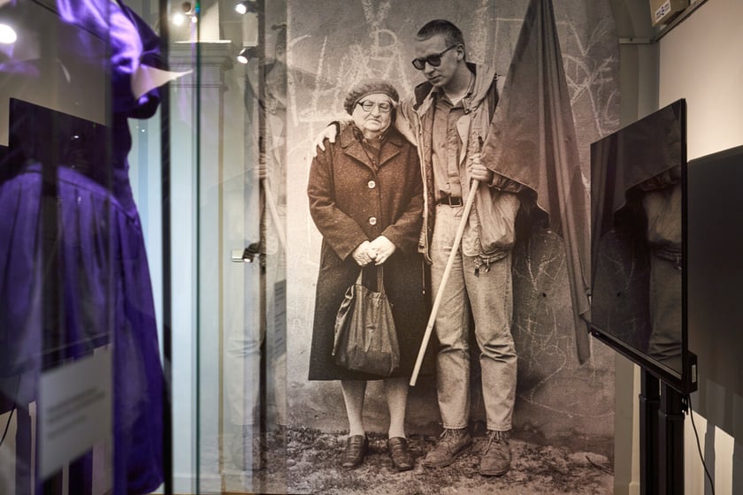 Wystawa poświęcona modzie stanu wojennego i dekadzie lat 80. w Muzeum Narodowym we Wrocławiu