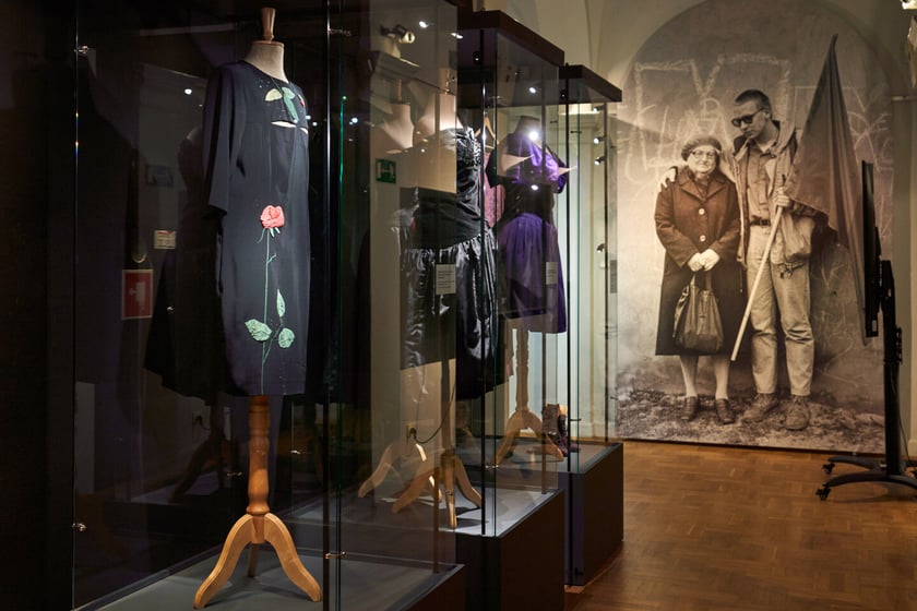Wystawa poświęcona modzie stanu wojennego i dekadzie lat 80. w Muzeum Narodowym we Wrocławiu
