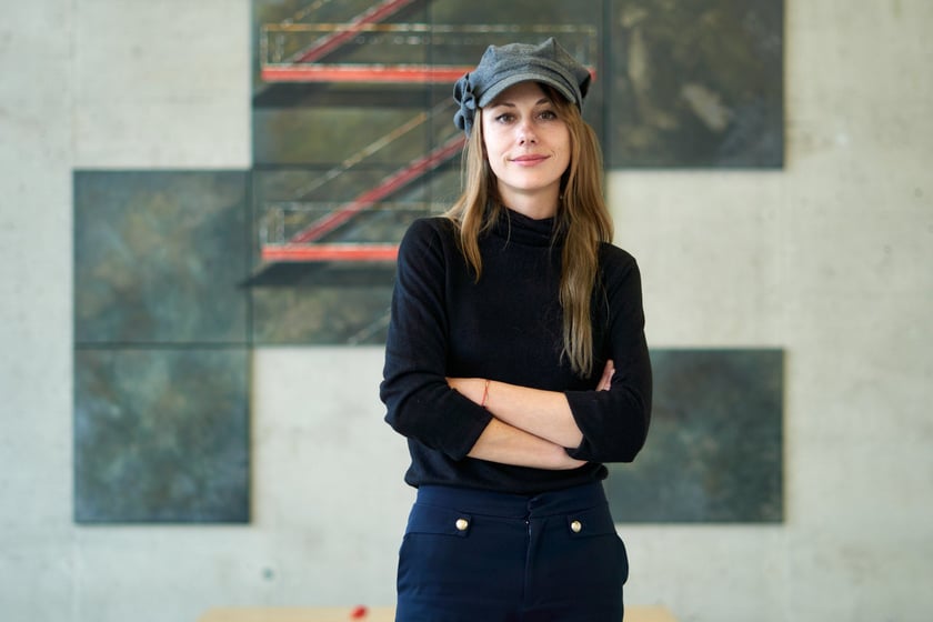 Sonia Ruciak na tle znikającego obrazu w galerii Neon