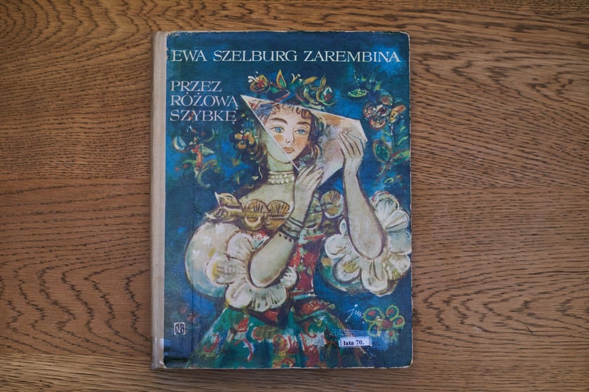 Książki z kolekcji Dawnej Książki Dziecięcej, które można zobaczyć w filii nr 12 MBP