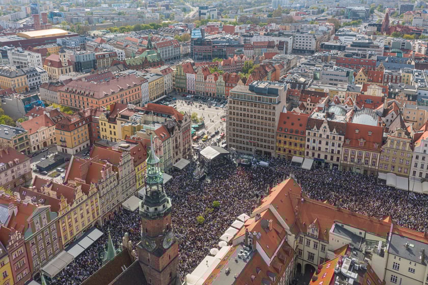 Gitarowy Rekord Świata 2023. Widok na gitarzystów z drona