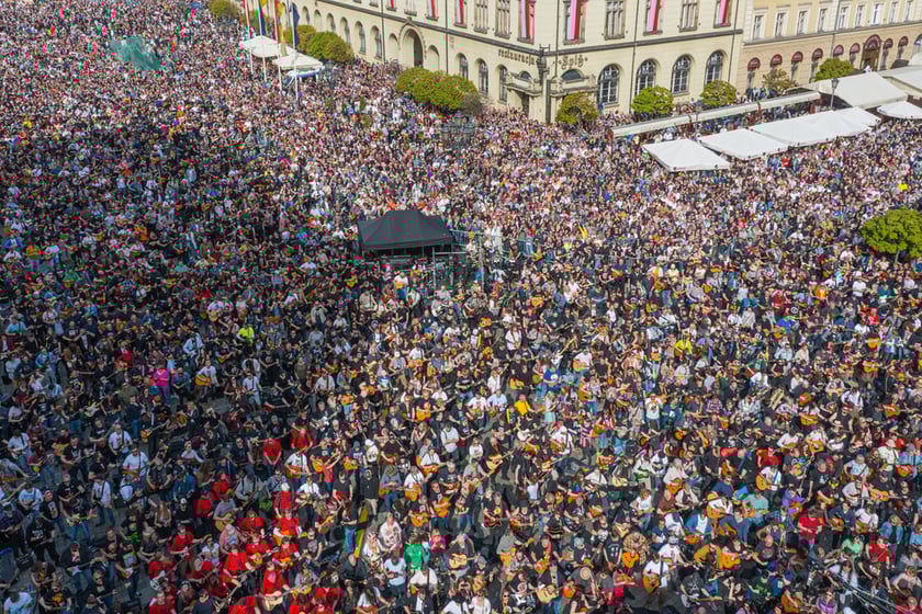 Gitarowy Rekord Świata 2023. Widok na gitarzystów z drona