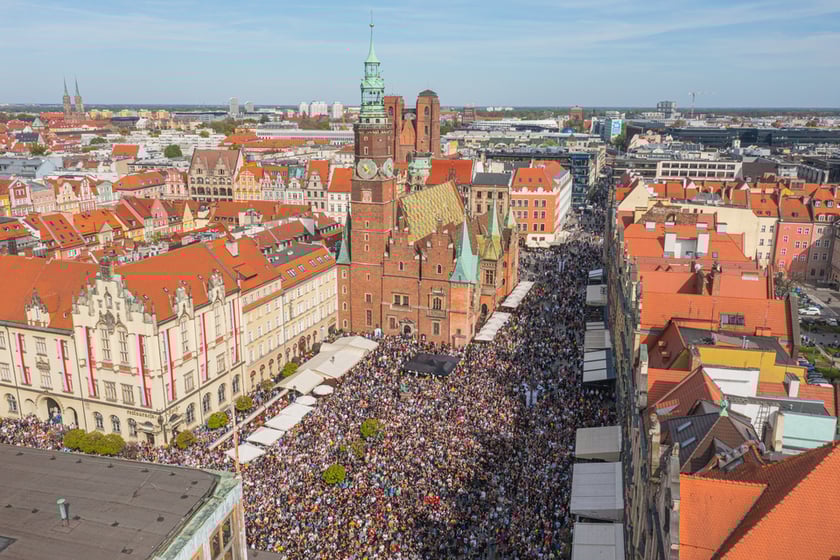 Gitarowy Rekord Świata 2023. Widok na gitarzystów z drona