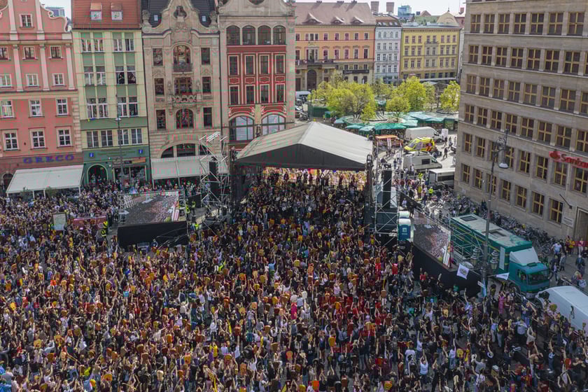 Gitarowy Rekord Świata 2023. Widok na gitarzystów z drona