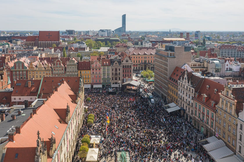 Gitarowy Rekord Świata 2023. Widok na gitarzystów z drona