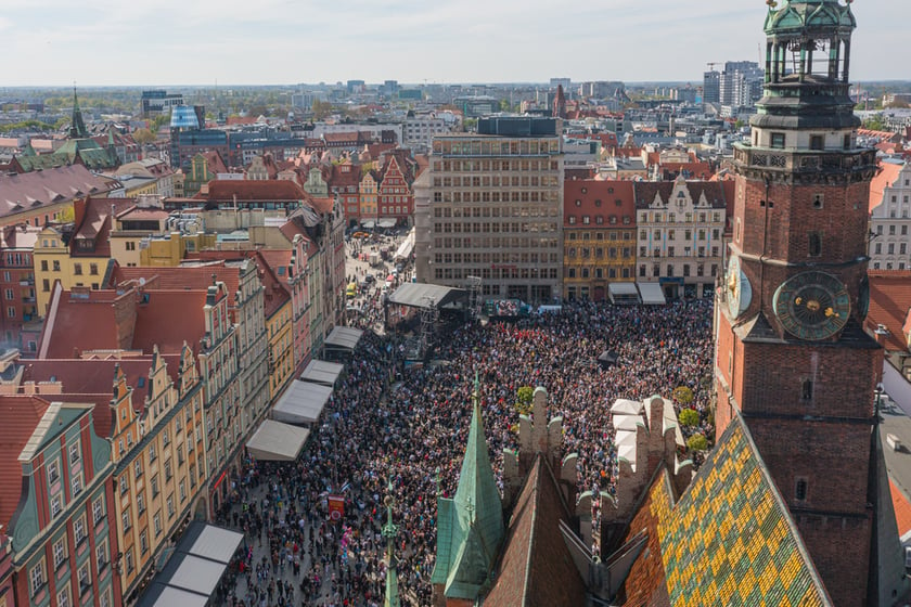 Gitarowy Rekord Świata 2023. Widok na gitarzystów z drona