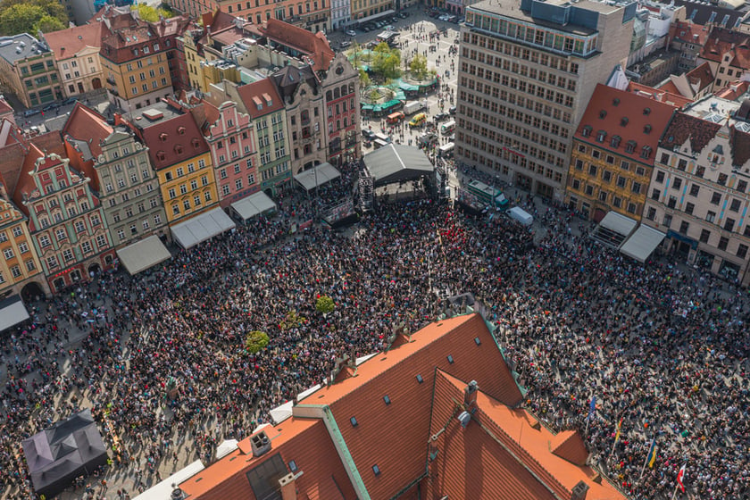 Gitarowy Rekord Świata 2023. Widok na gitarzystów z drona