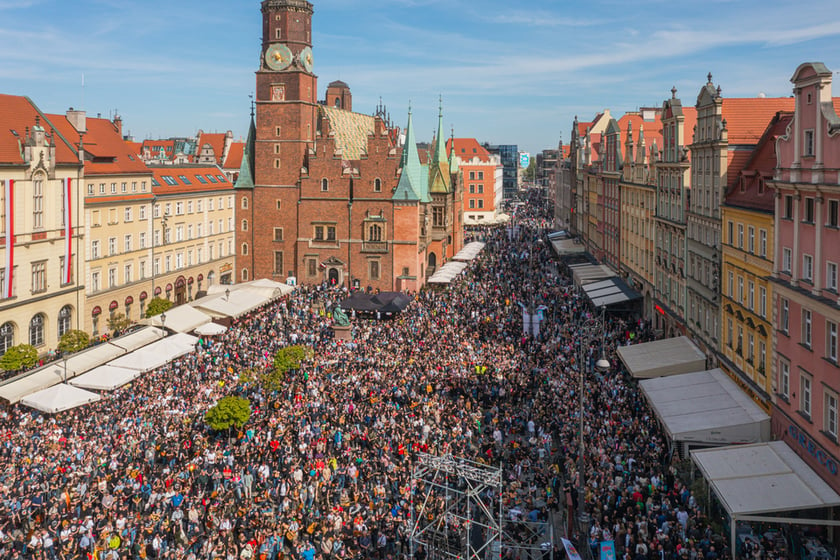 Gitarowy Rekord Świata 2023. Widok na gitarzystów z drona