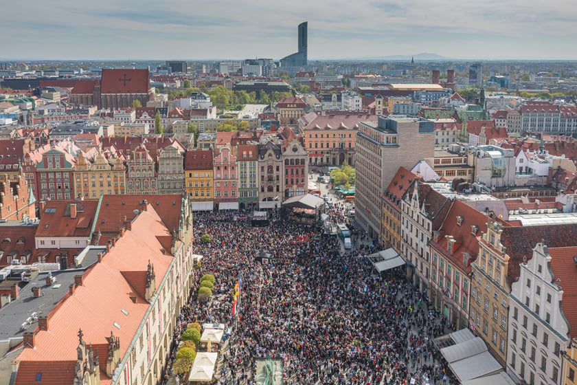 Gitarowy Rekord Świata 2023. Widok na gitarzystów z drona