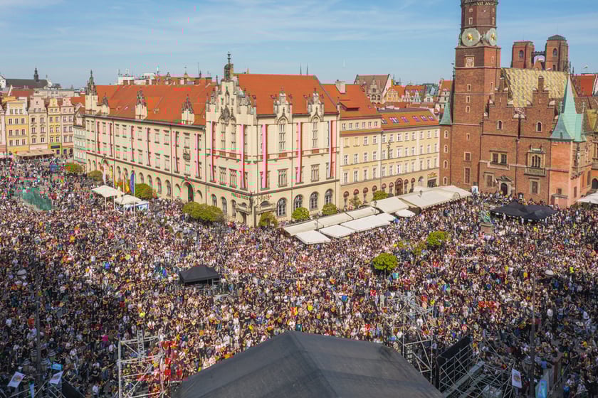 Gitarowy Rekord Świata 2023. Widok na gitarzystów z drona