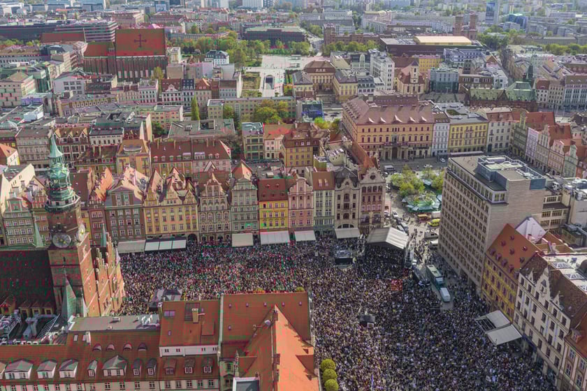 Gitarowy Rekord Świata 2023. Widok na gitarzystów z drona