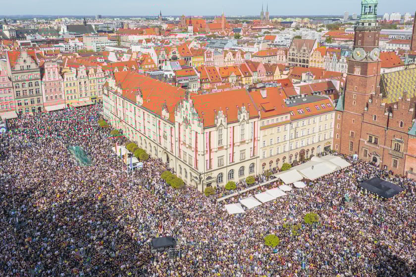 Gitarowy Rekord Świata 2023. Widok na gitarzystów z drona