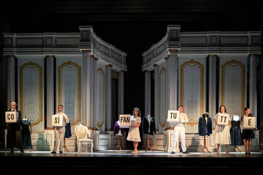 Opera Wrocławska, scena z opery &bdquo;Cosi fan tutte&rdquo;
