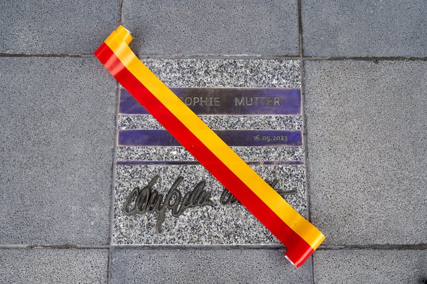 Anne-Sophie Mutter, wybitna niemiecka skrzypaczka odsłoniła przed Narodowym Forum Muzyki tablicę ze swoim nazwiskiem i podpisem