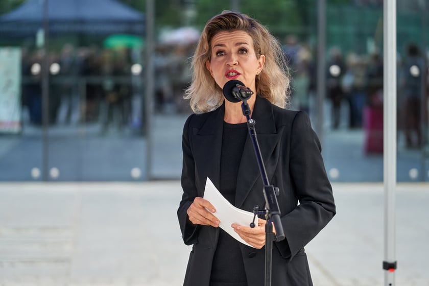 Anne-Sophie Mutter, wybitna niemiecka skrzypaczka odsłoniła przed Narodowym Forum Muzyki tablicę ze swoim nazwiskiem i podpisem